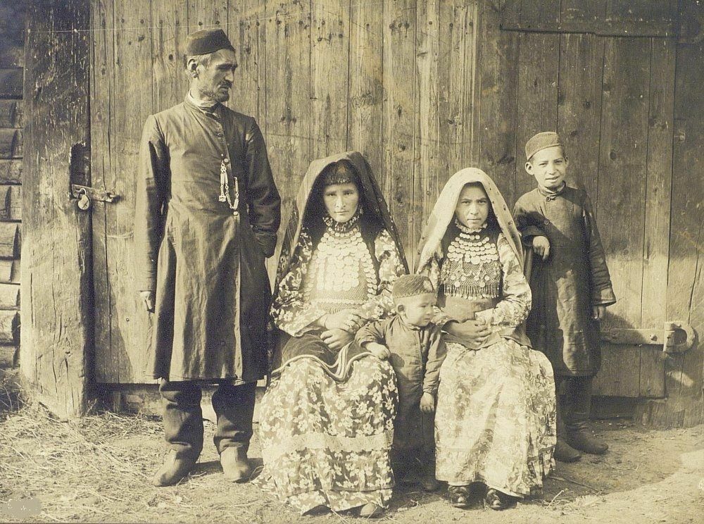 Портрет семьи башкира из д.Кундравы. Оренбургские башкиры