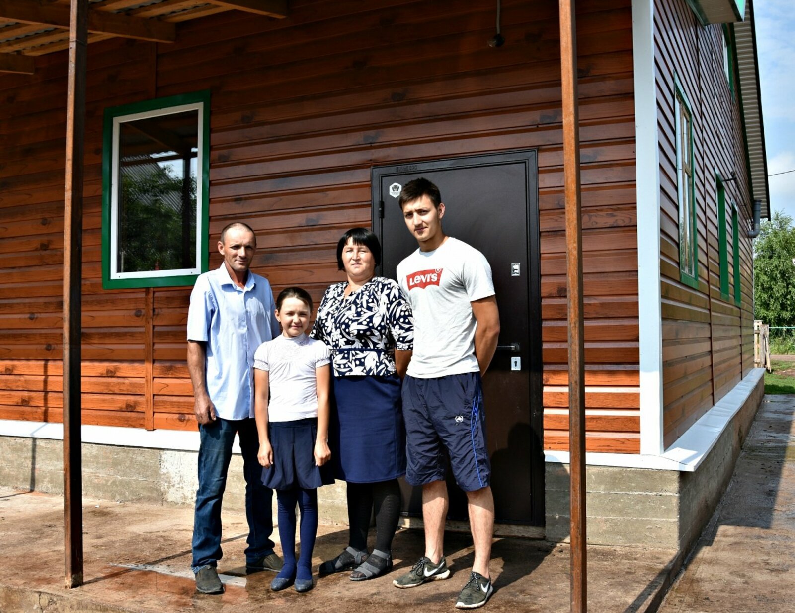 Семья Ахметвалиевых на пороге своего нового дома.