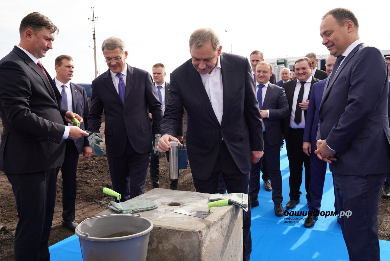 Радий Хабиров и Роман Головченко дали старт строительству завода «Амкодор» в Башкирии