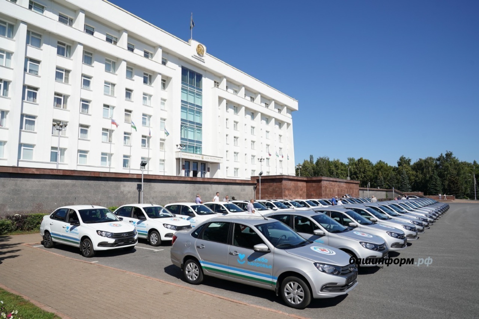 Поликлиники Башкортостана получили новые автомобили
