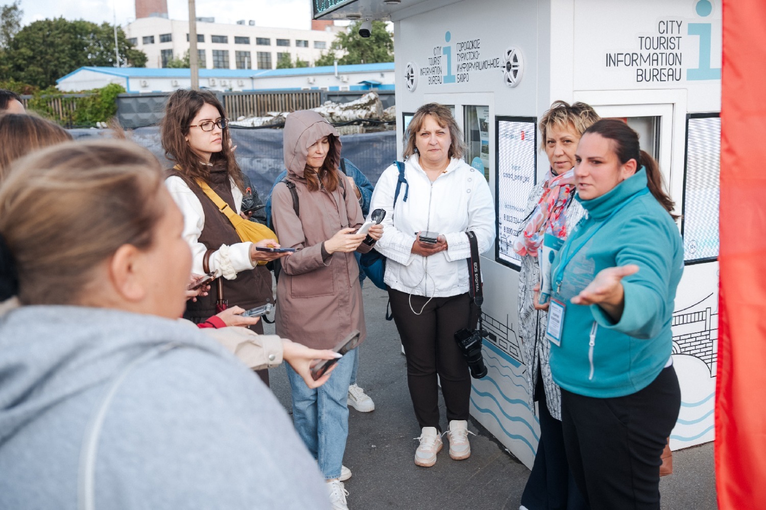 Марк Скворцов предоставлено Городским туристско-информационным бюро Сотрудница Городского туристско-информационного бюро рассказывает журналистам о парке "Остров фортов" в Крондштадте