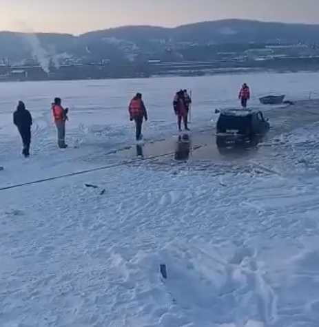 Спасатели Башкирии вытащили автомобиль, который ушел под воду