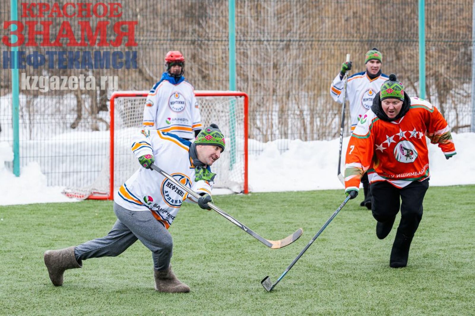 Хоккей с мячом в валенках и волейбол на снегу – традиционные состязания зимней спартакиады нефтяников.