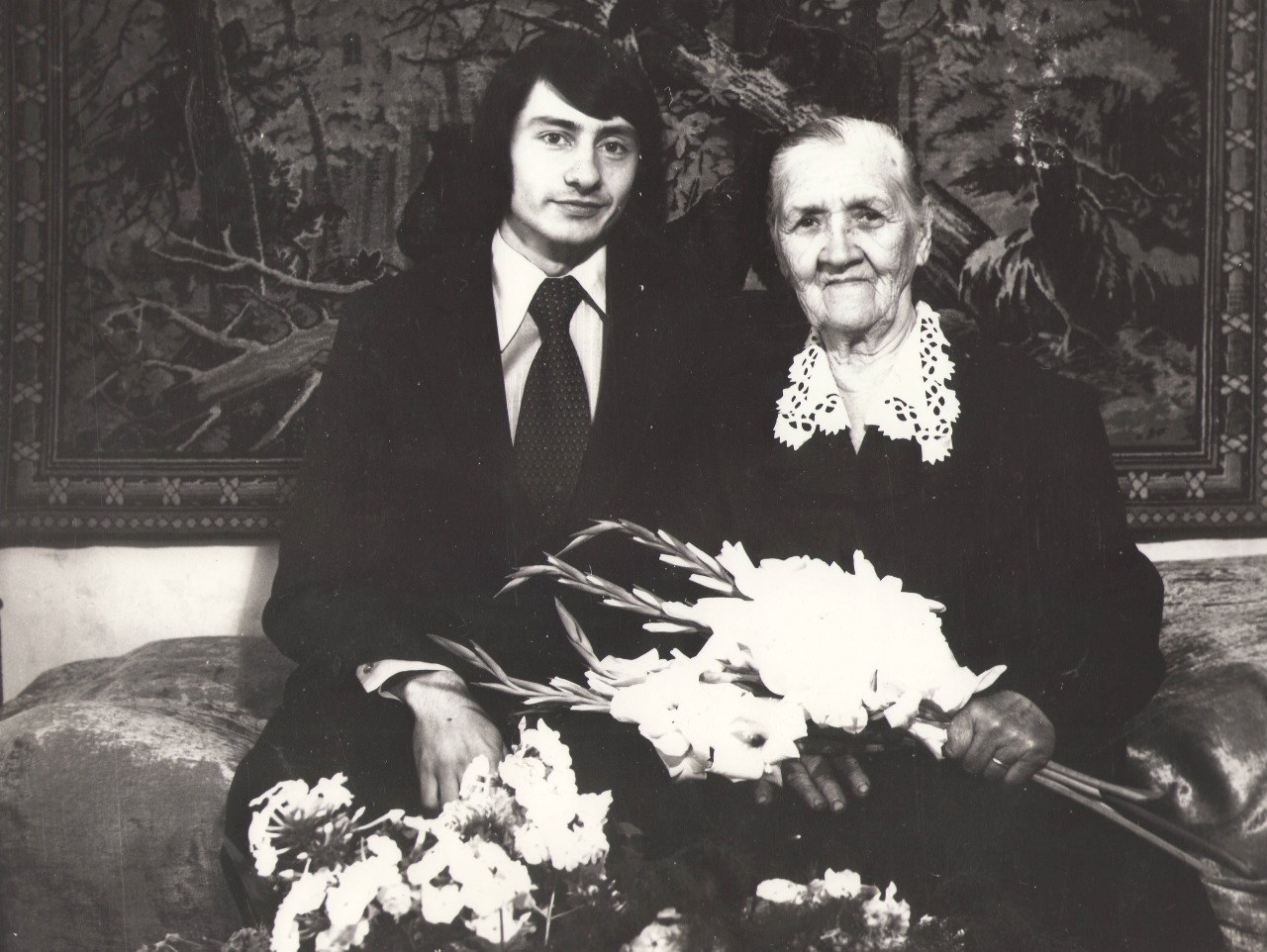 из фондов МБУК "Историко-краеведческий музей" Белебеевского района РБ  Владимир Овчинников со своей бабушкой