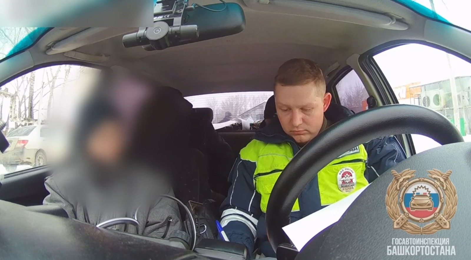 стоп-кадр видео ДПС ОГИБДД ОМВД России по Стерлитамакскому району  соцсети