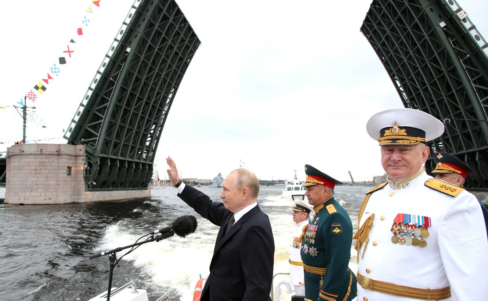 В День Военно-Морского Флота Верховный Главнокомандующий принял Главный военно-морской парад, который прошёл в Санкт-Петербурге и Кронштадте