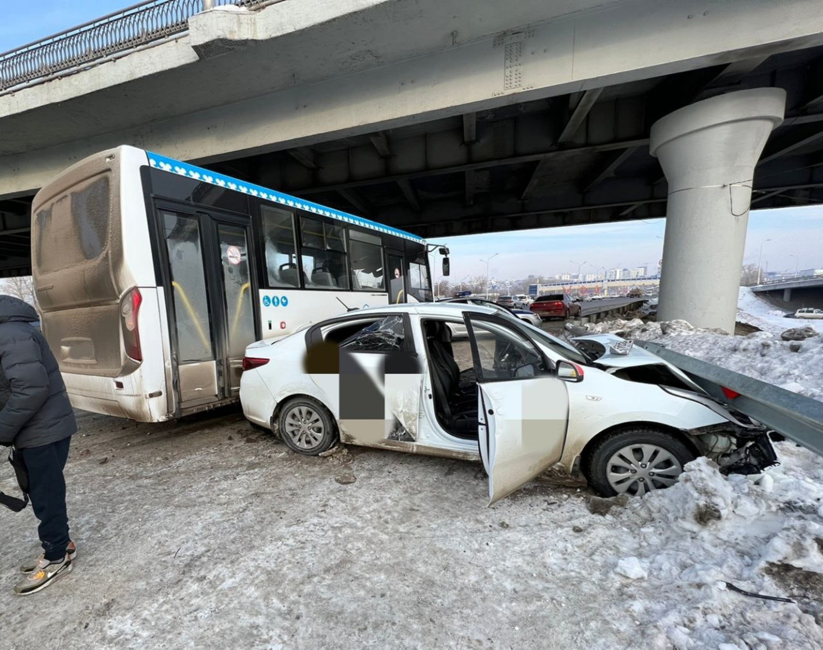 В Уфе пассажирский автобус столкнулся с двумя автомобилями