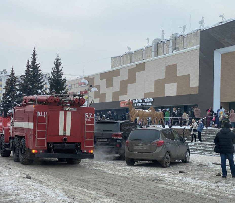 В Уфе эвакуировали посетителей торгового центра из-за возгорания в ресторане
