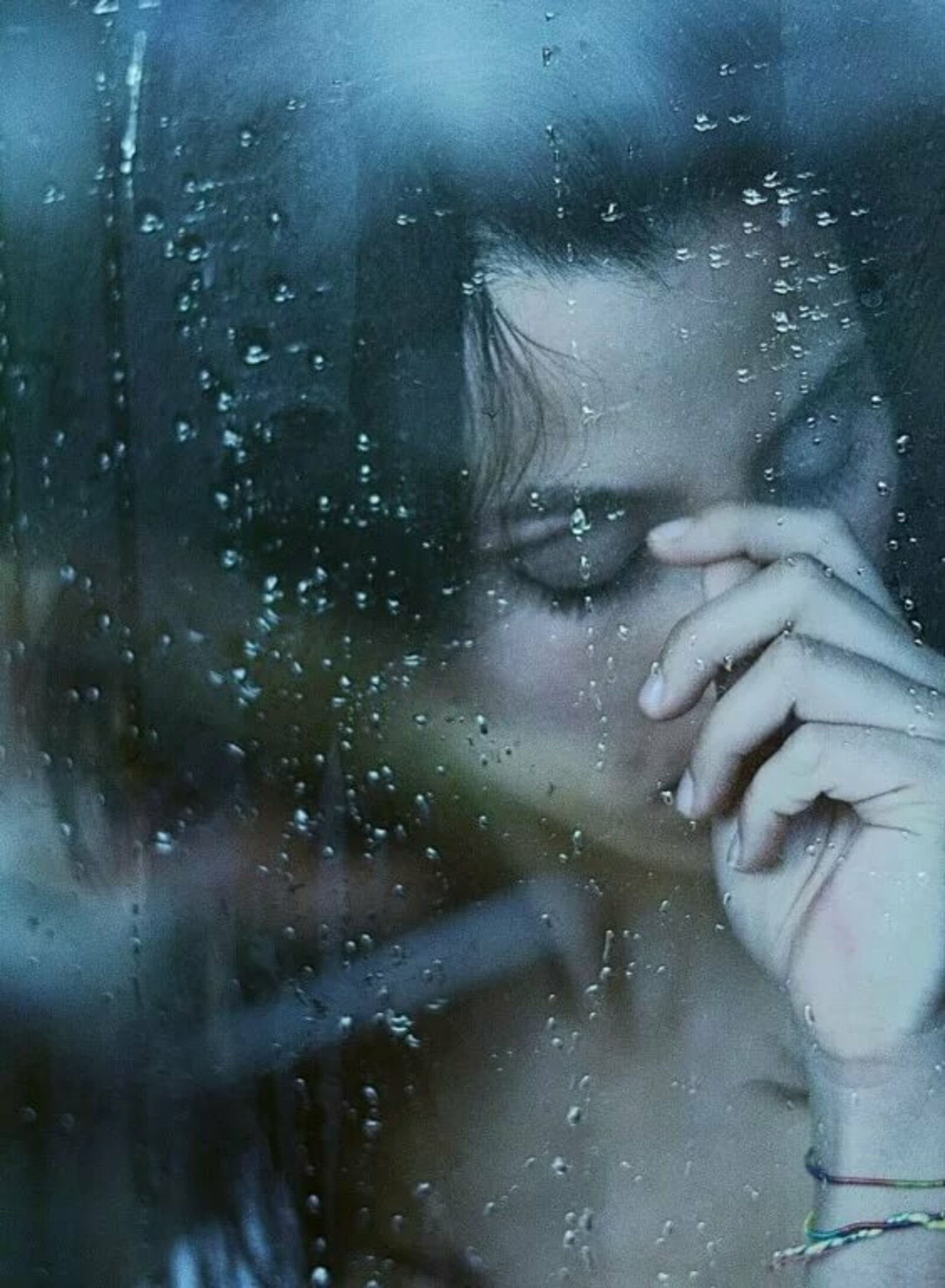 Плачешь у окна по нему скучаешь. Девушка у окна грусть. Девушка дождь грусть. Женщина у окна дождь. Девушка у окна дождь.
