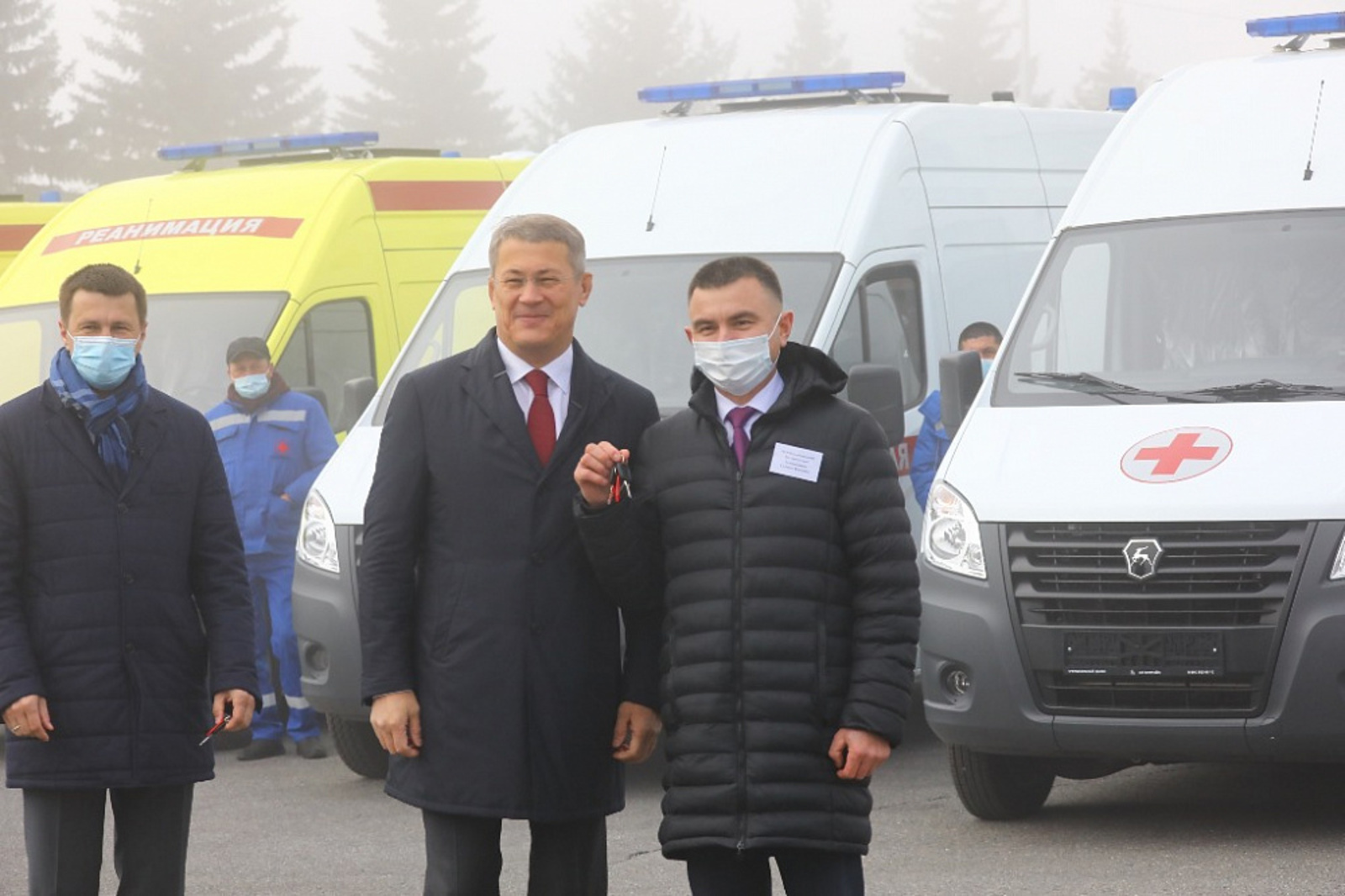 Радий Хабиров вручил ключи от новых автомобилей скорой медпомощи