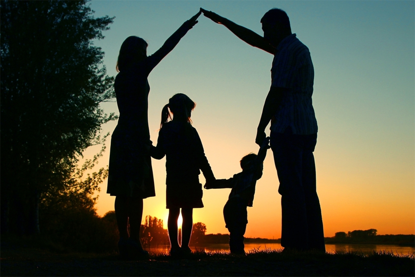 Сын и дочка вместе. Счастливая семья. Силует счастливой сеиьи. Фото семьи. Силуэт счастливой семьи.