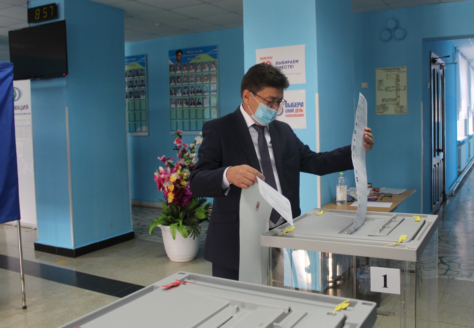 Глава Администрации района Фаиль Мухамадеев проголосовал сегодня