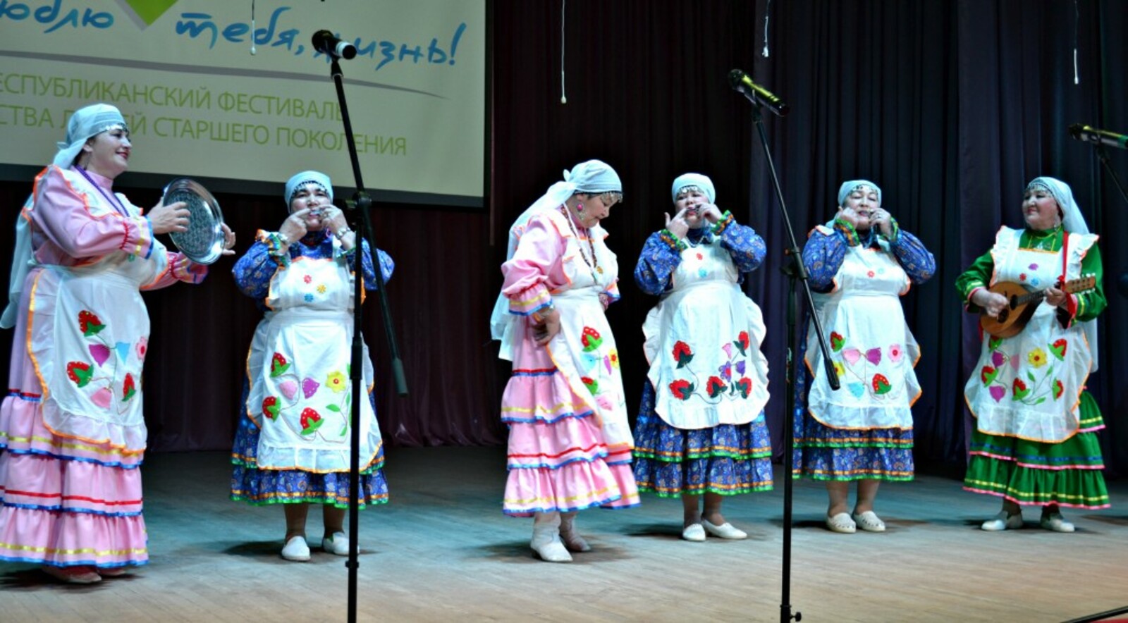 На сцене - фольклорный коллектив «Гаухар» из с. Чапаево.