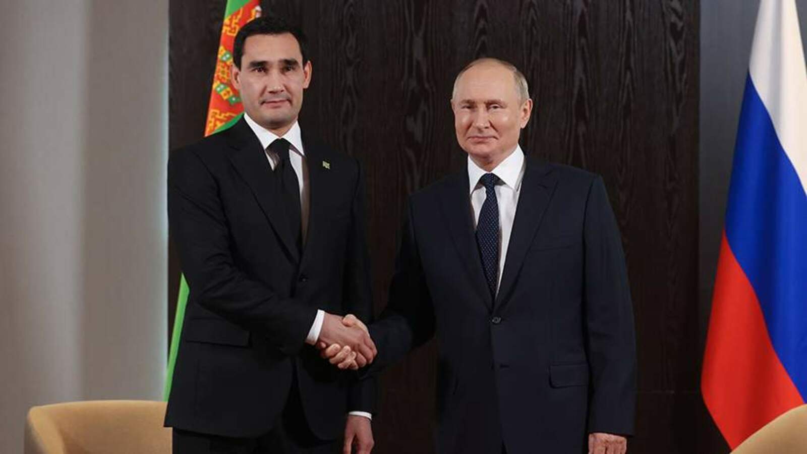 Владимир Путин телефонпа Туркмени президентне ҫуралнӑ кун ячӗпе саламланă