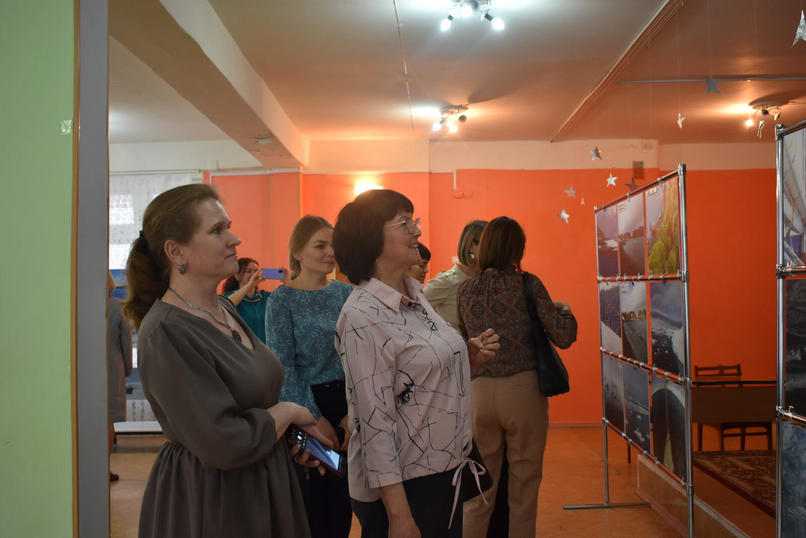 В городском музее проходит выставка «Цвета Заполярья»