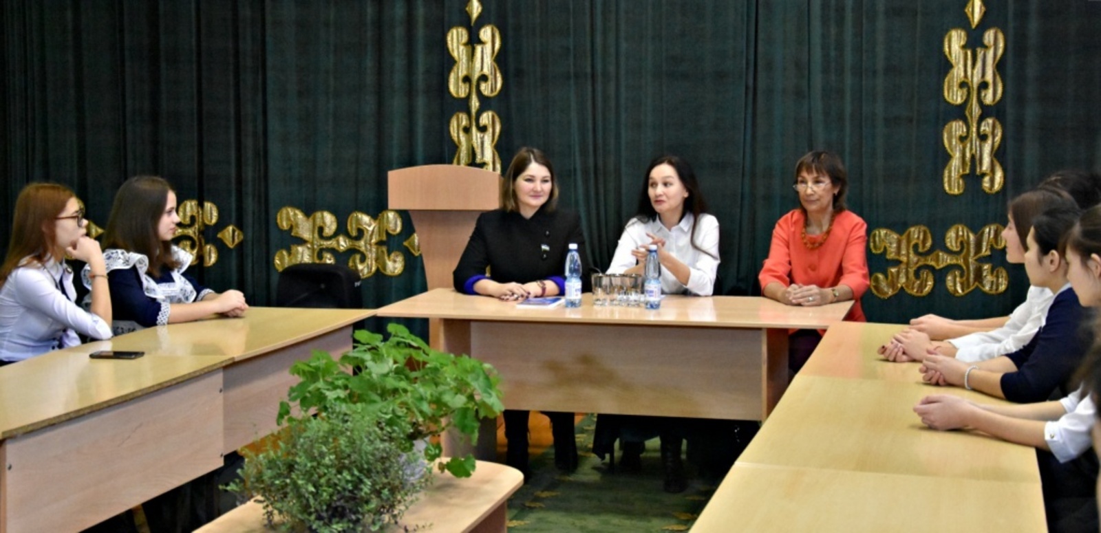 Классный час для школьников провели депутаты А.Р. Гареева,  Р.Ю. Бабич и директор БГИ № 3 Р.С. Давлетова (слева направо).