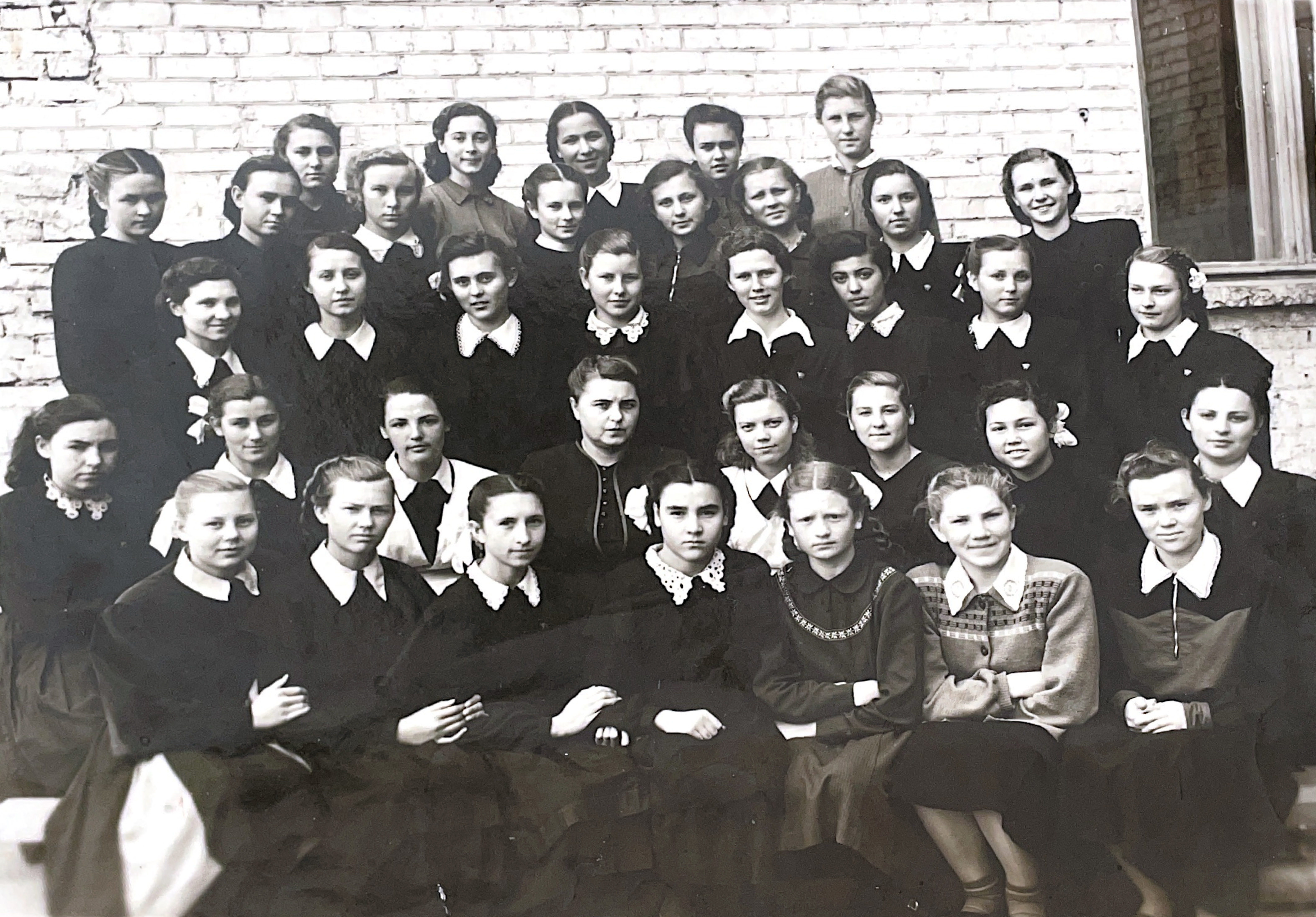 Школьные годы. И.Гвоздикова в третьем ряду третья слева