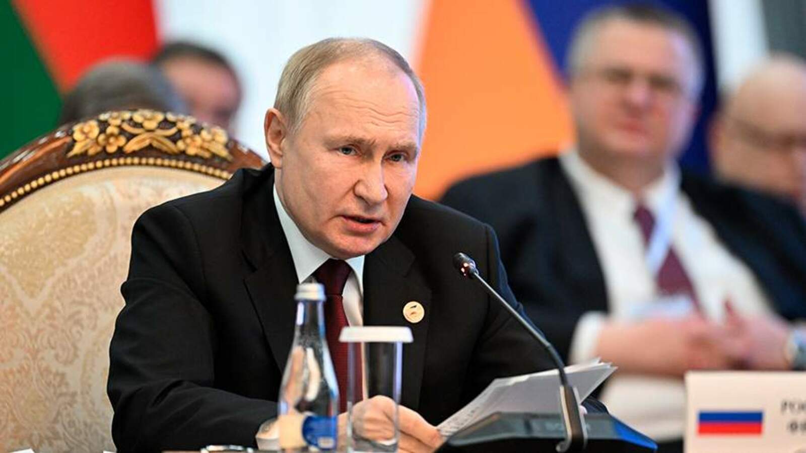 Путин поручил увеличить зарплаты бюджетникам до их фактического темпа роста