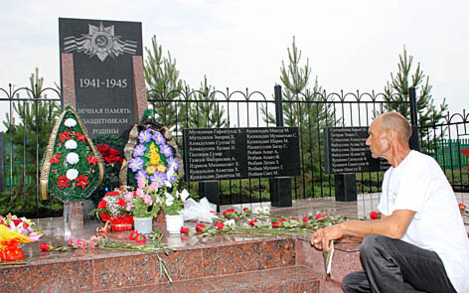 Мемориал в деревне Бакраково увековечил память погибших на войне жителей.