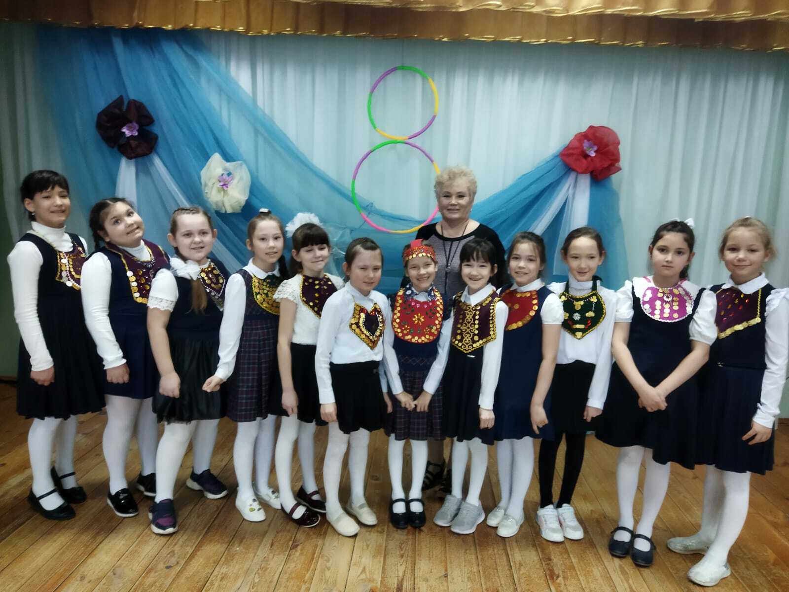 Фирюза Зиязетдинова научила девочек шить нагрудники