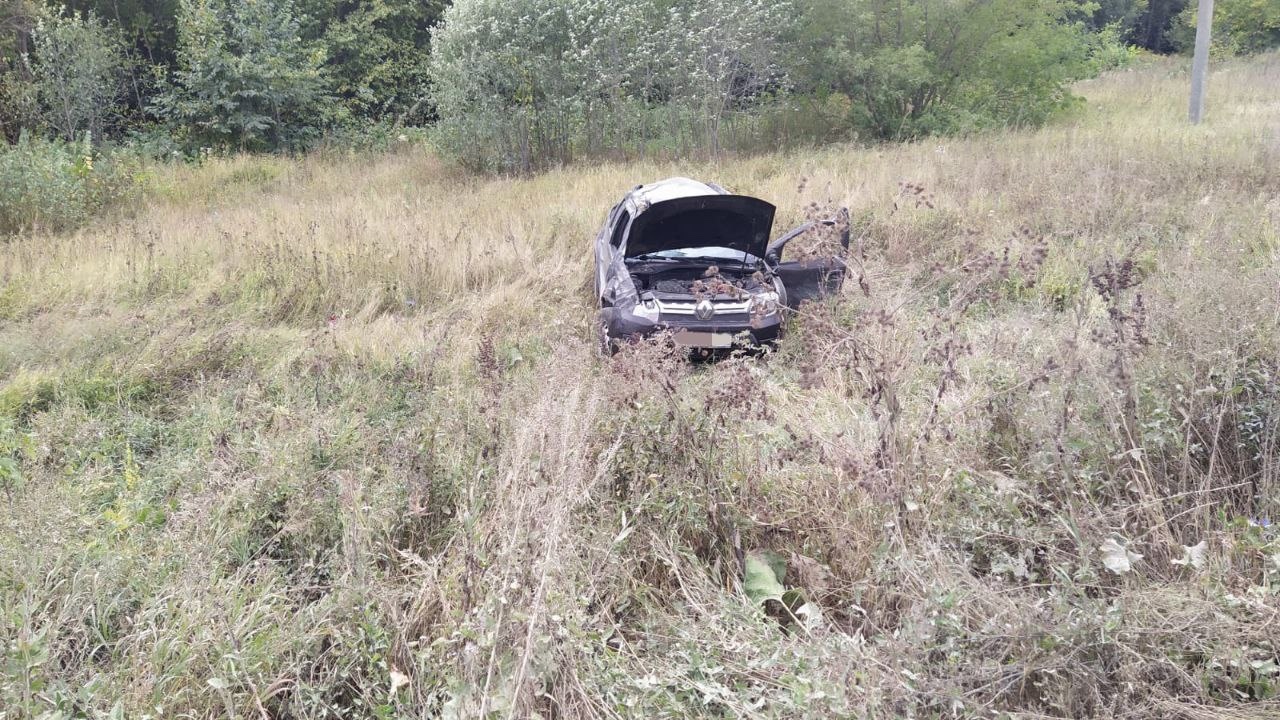 В Башкирии Renault Duster съехал в кювет, пострадали два человека