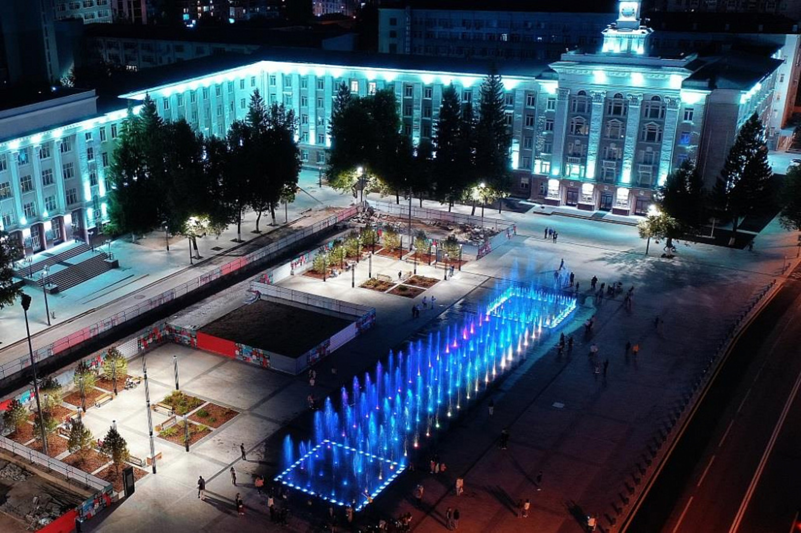 На Советской площади в Уфе запустили светомузыкальный фонтан