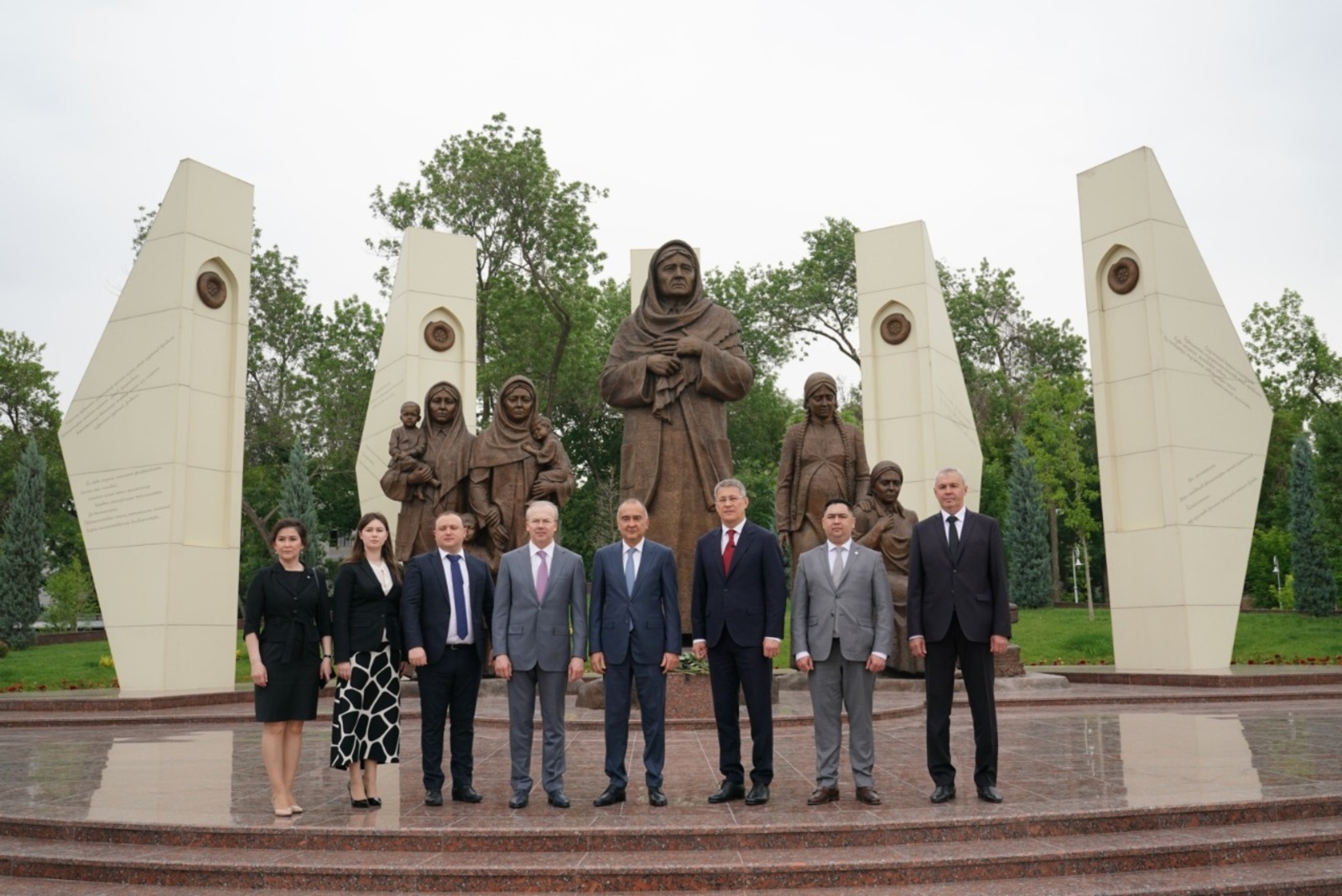 Делегация Башкортостана возложила цветы к мемориальному комплексу «Ода стойкости» в Узбекистане и почтила память погибших в годы Великой Отечественной войны