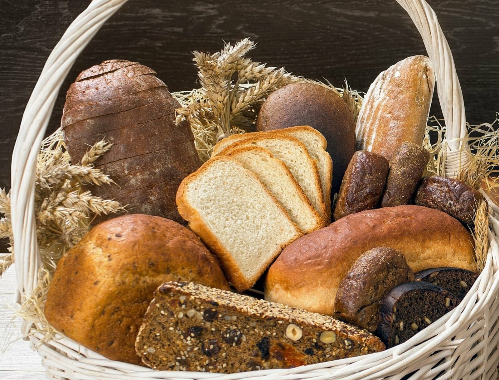 Полезнее ржаной или пшеничный. Ржано-пшеничный хлеб ржано-пшеничный хлеб. Хлеб пшеничный Батонообразный. Пшенично-ржаной хлеб. Ржаной батон.