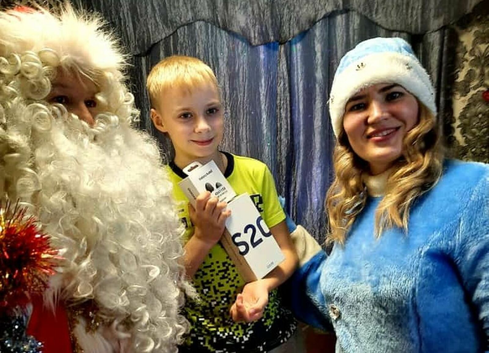 Благодаря «Ёлке желаний» исполнилась мечта восьмилетнего Романа Злобина. Он получил в подарок новенький смартфон и беспроводные наушники.