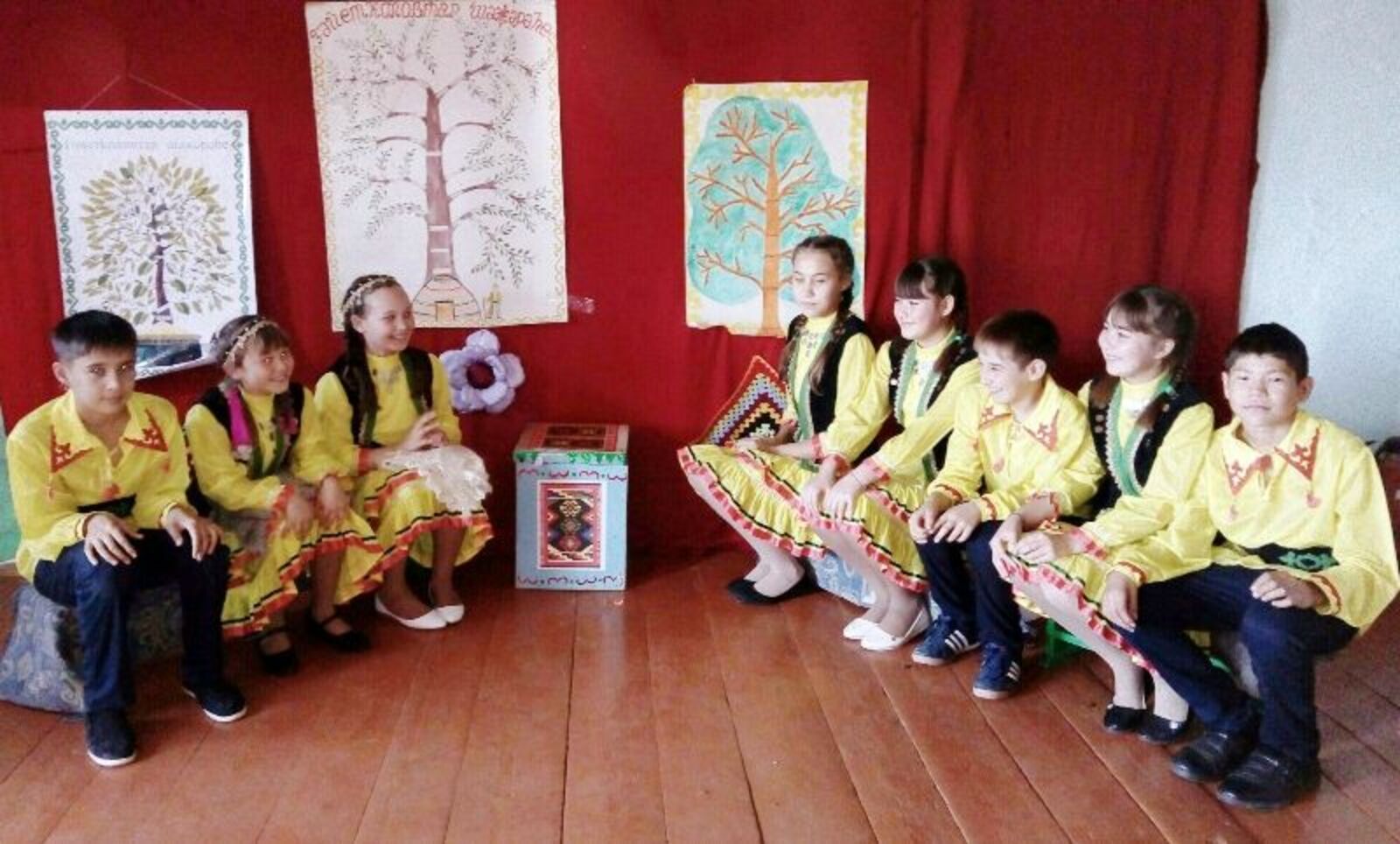 Детский фольклорный коллектив «Тамсылар» показывает  литературную композицию «Бабушкин сундучок».