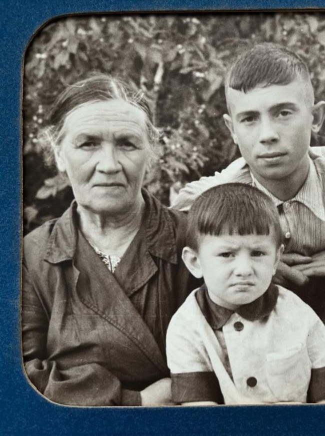 Бабушка Елена Фёдоровна, мама Нина Павловна, брат Юрий и маленький Володя