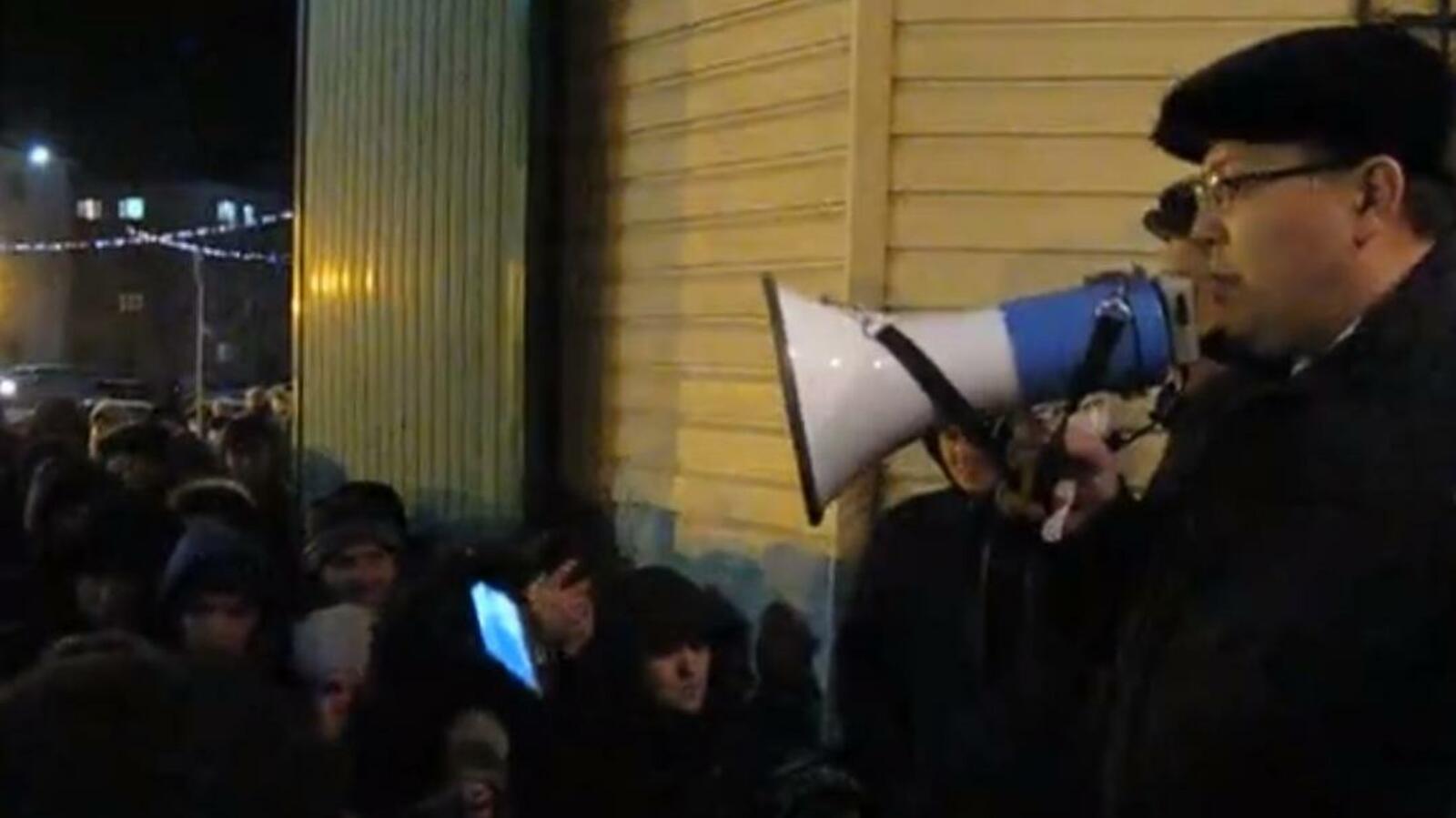 Стихийное собрание граждан у администрации Сибая, стоп-кадр видео Vk