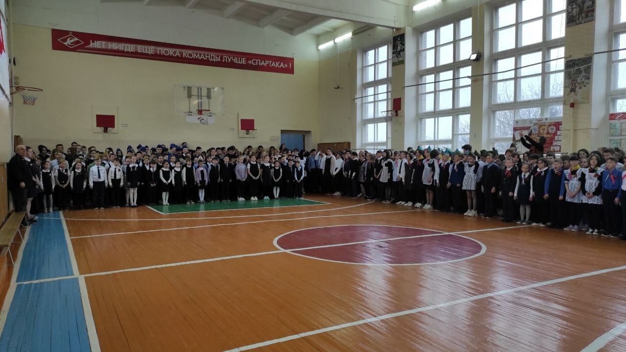 В Николо-Берёзовской школе учебную неделю начали с поднятия флагов и исполнения гимнов