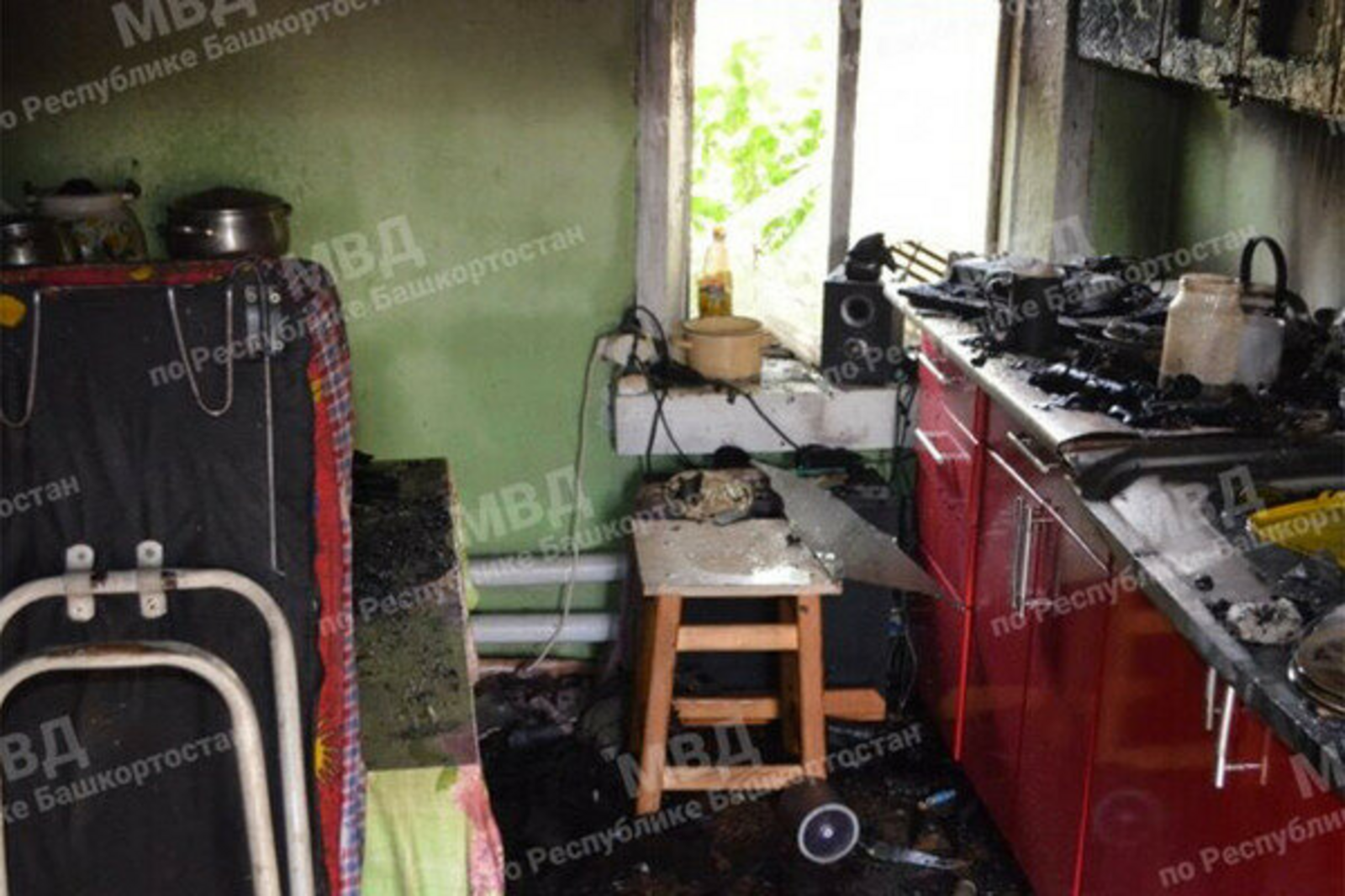 В Башкирии мужчина пытался поджечь дом, где находилась женщина с детьми