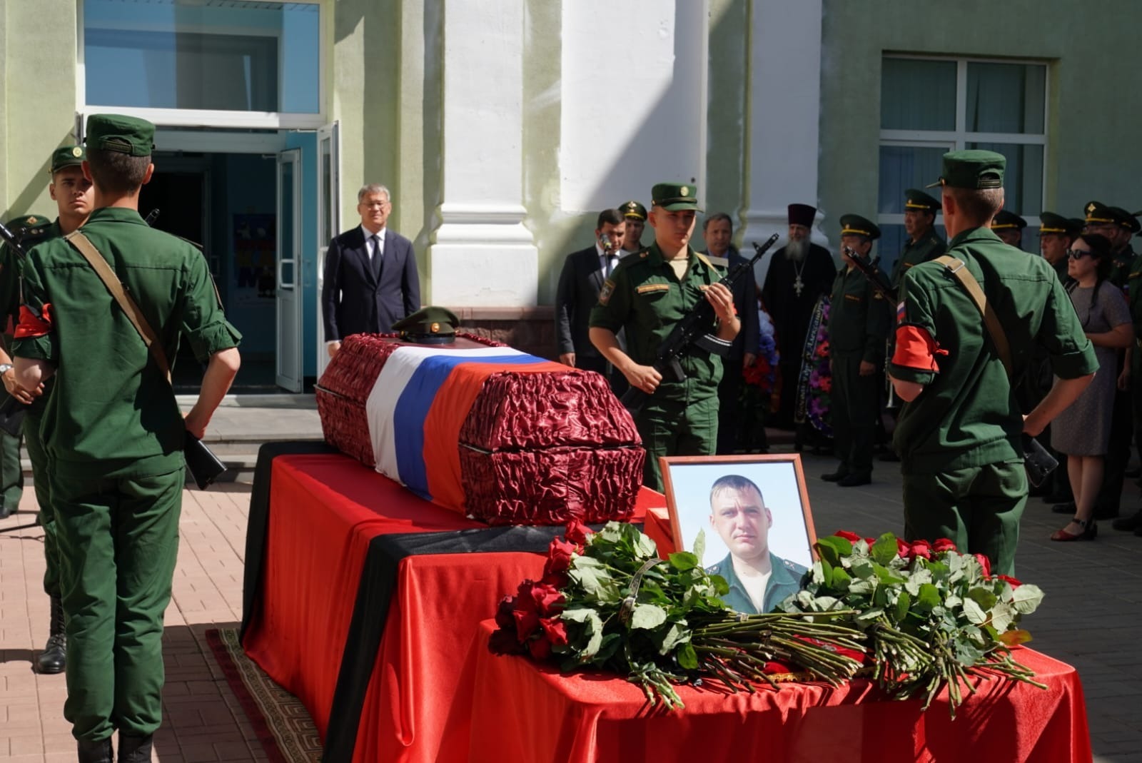 Похороны погибших на украине российских. Похороны военнослужащего. Похороны военнослужащего погибшего на Украине.