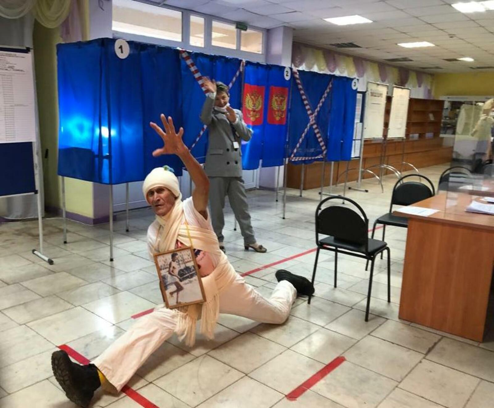 В Туймазах на избирательном участке устроили овацию 82-летнему акробату
