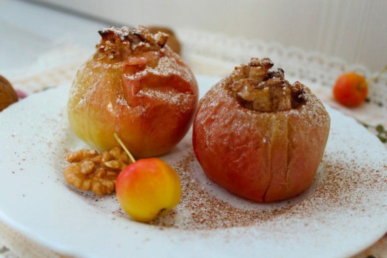 Рецепт печеных яблок с медом. Печеные яблоки. Запечённые яблоки в духовке. Запеченные яблоки с медом. Печеные яблоки с орехами.