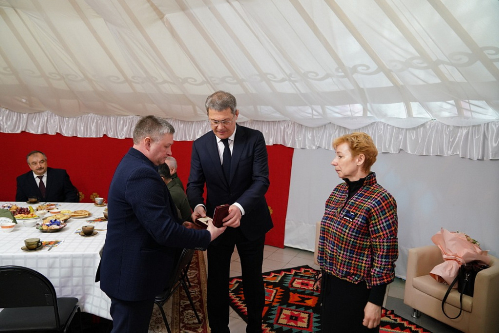 Глава Башкортостана вручил ордена Мужества родителям погибших военнослужащих из Альшеевского района