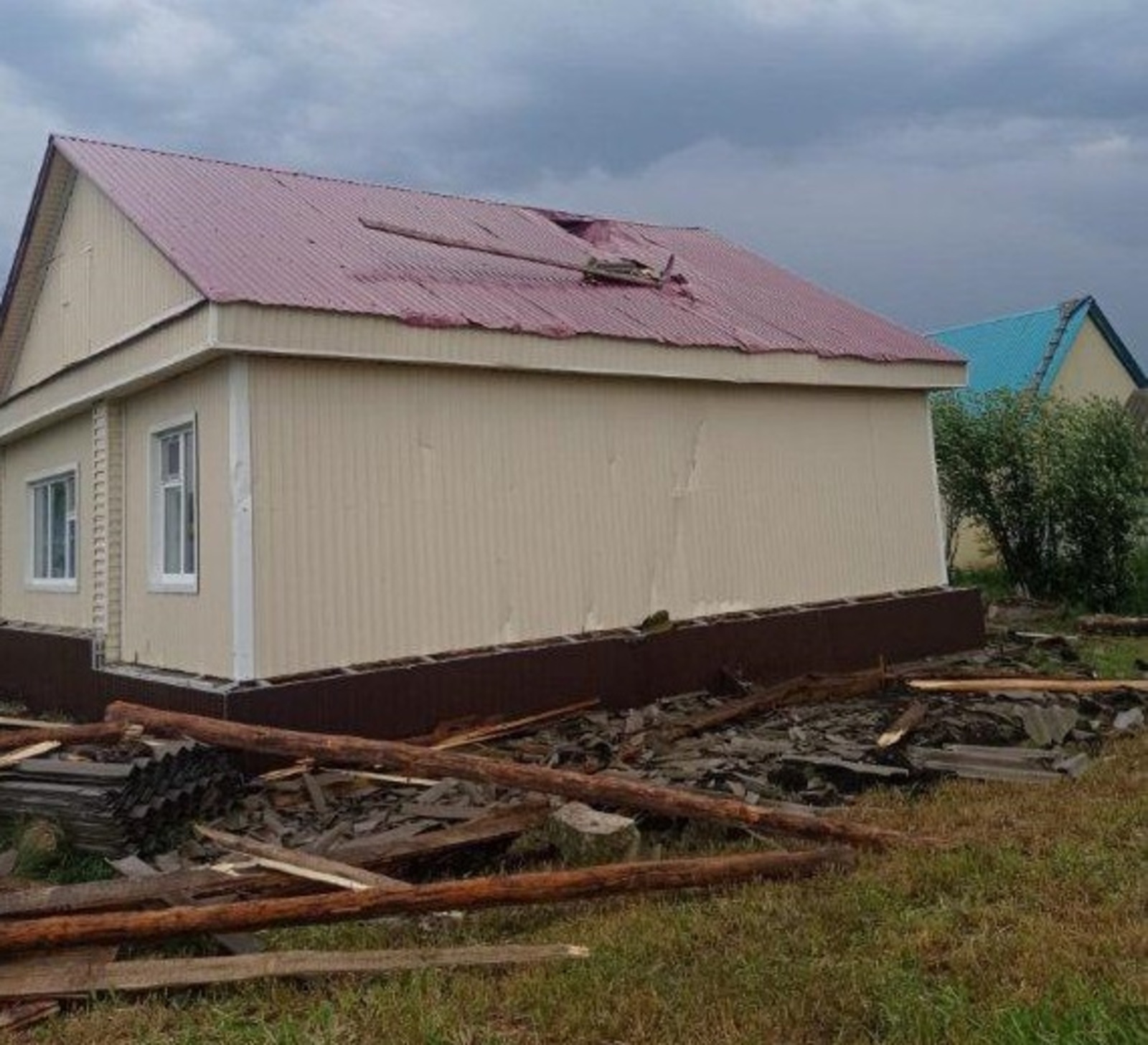 В Башкирии разбушевавшаяся стихия повредила крыши двух домов