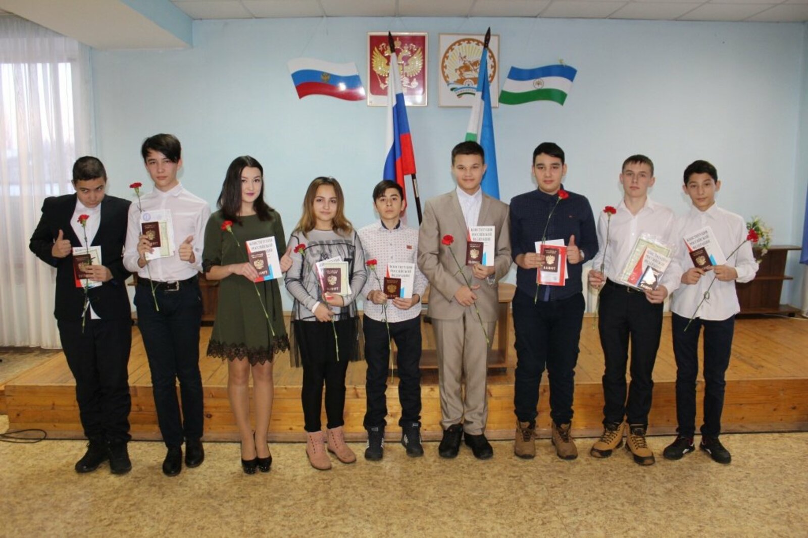 Школьники с главным документом гражданина страны.