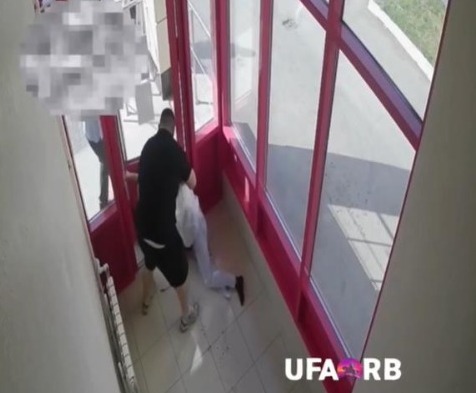Никто не помог: Мужчина жестоко избил бывшую из мести на глазах у толпы в Башкирии
