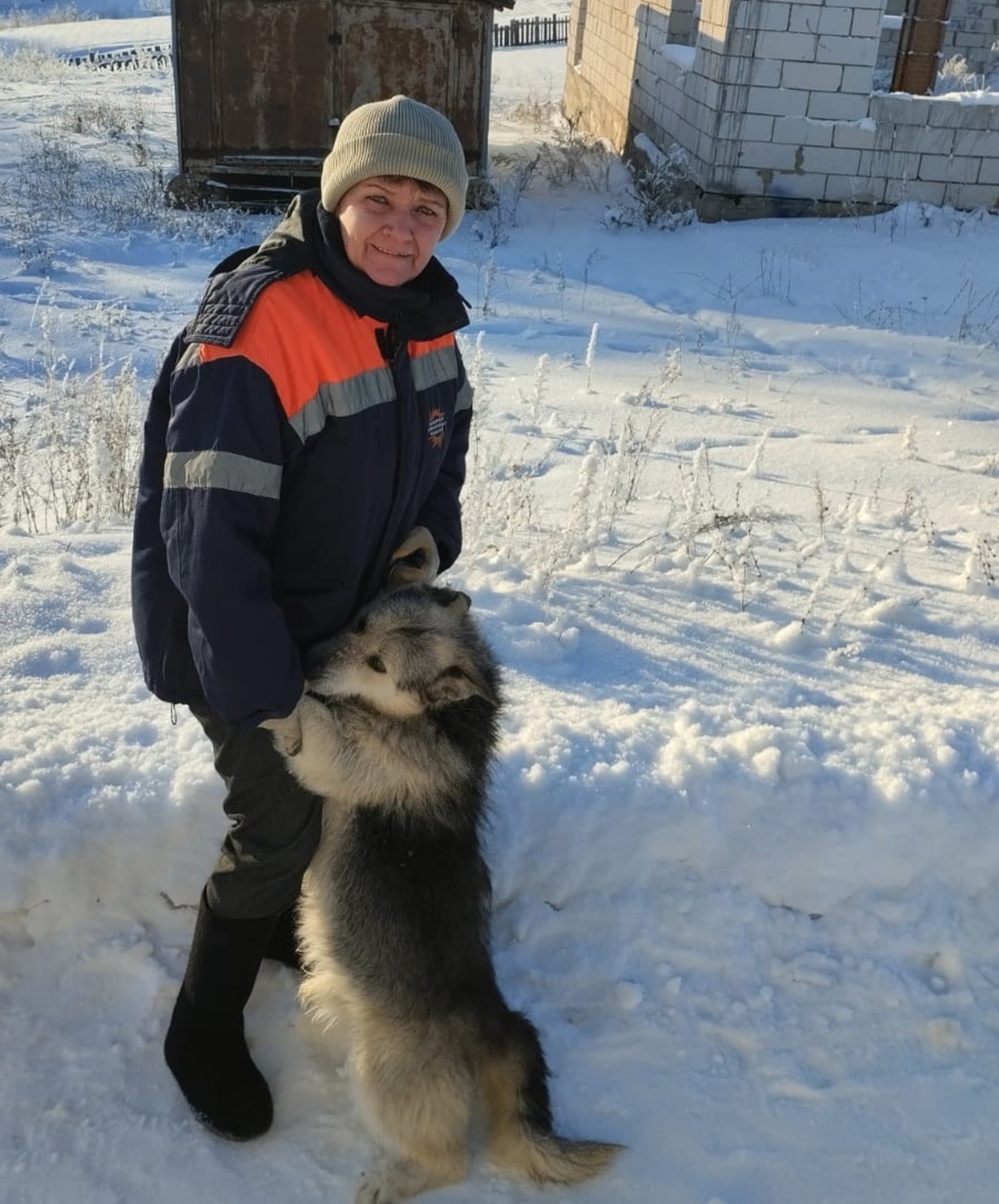 В Башкирии спасатели вызволили собаку из пятиметрового колодца