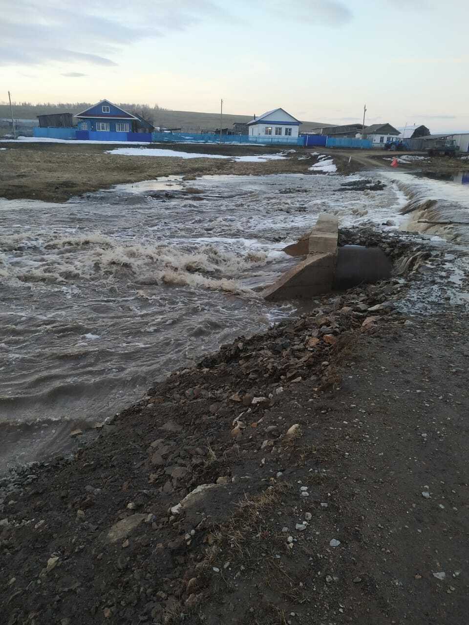 Талые воды затопили дорогу в деревне в Башкирии