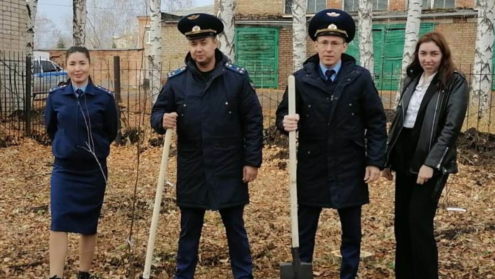 Сотрудники Мелеузовской межрайонной прокуратуры высадили деревья в честь 300-летия надзорного ведомства России