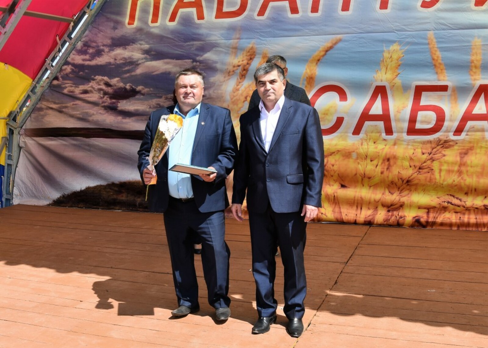 Глава администрации района  И.Ф. Мухамедзянов (справа налево) вручил диплом В.Б. Рихтеру.