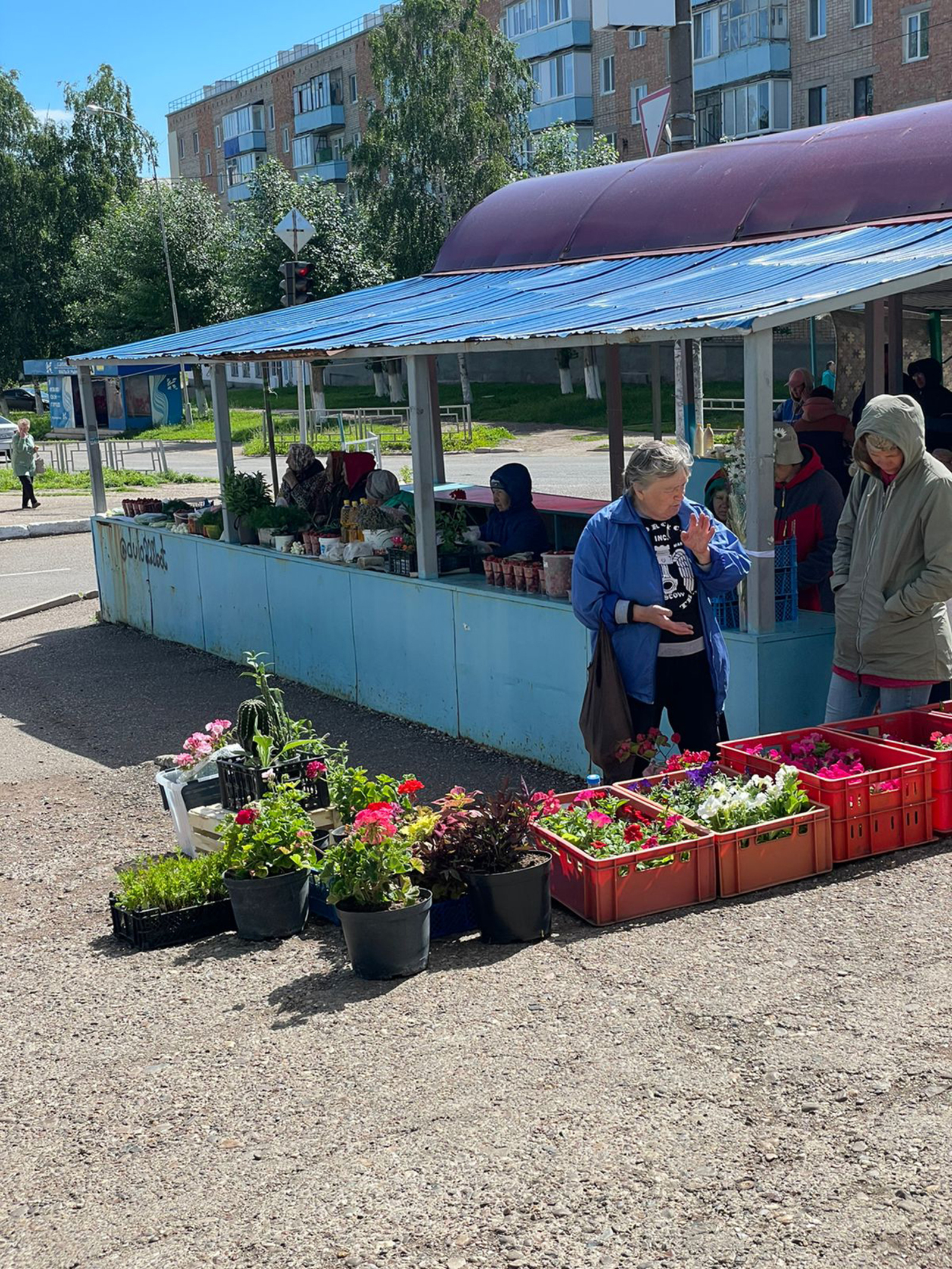 На малом рынке Кумертау торговых мест для бабушек, торгующих продуктами с огорода, более чем достаточно.