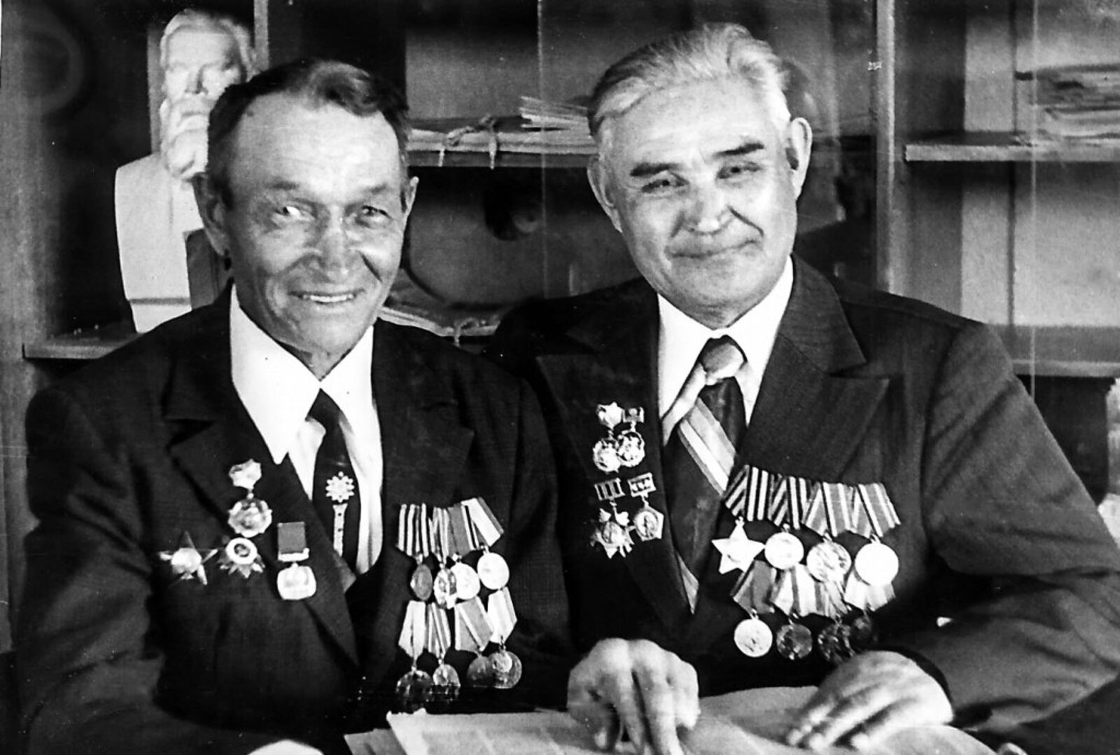 На снимке М.Маннапова: два фронтовика, участника Парадов на Красной площади 1941 года — Фазулла Кусябаев (справа) и 1945 года — Зигангир Биктин.