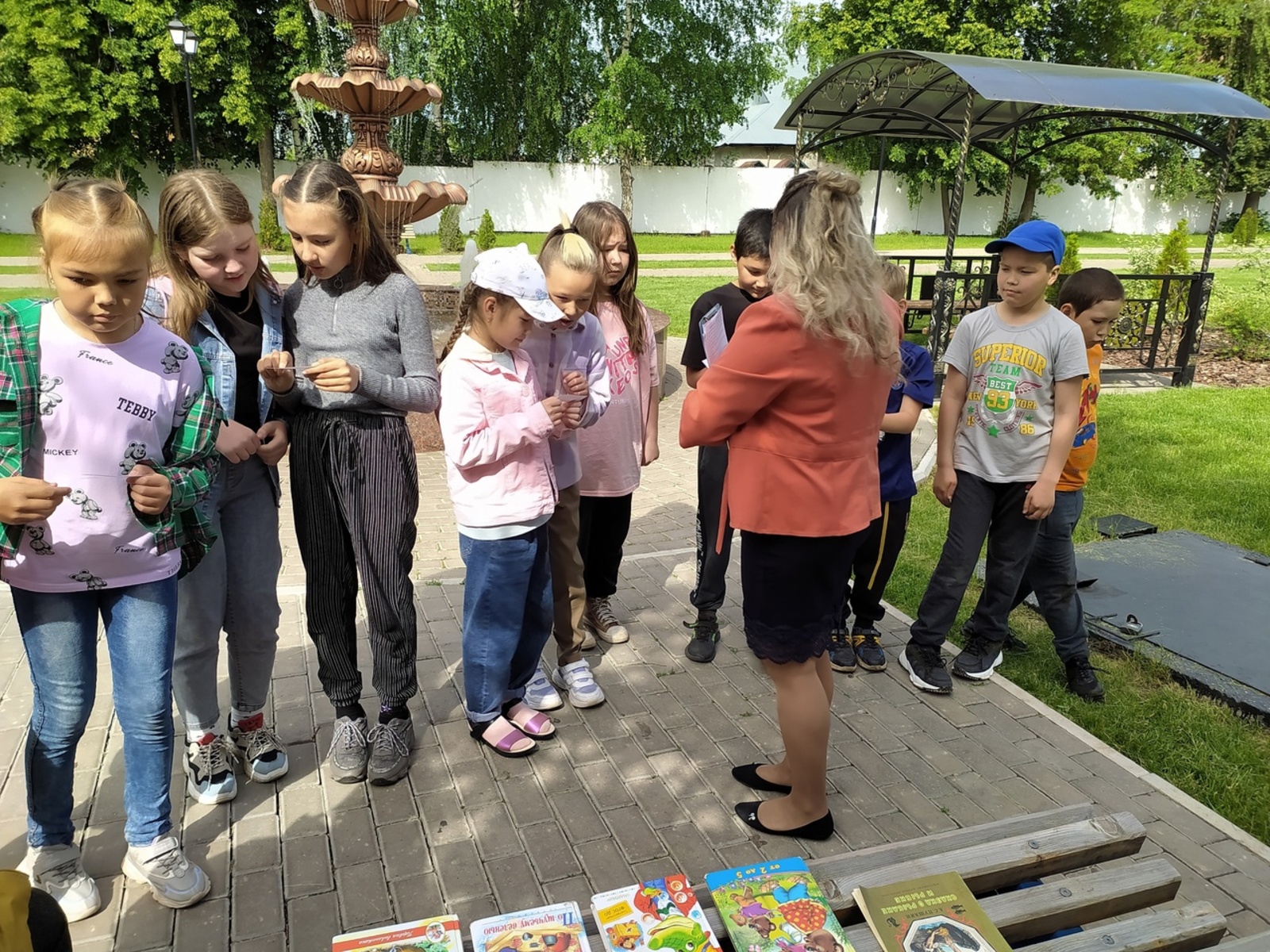 Сотрудники Детской модельной библиотеки Чекмагушевского района Республики Башкортостан провели развлекательно-игровую программу «Загадки лета»