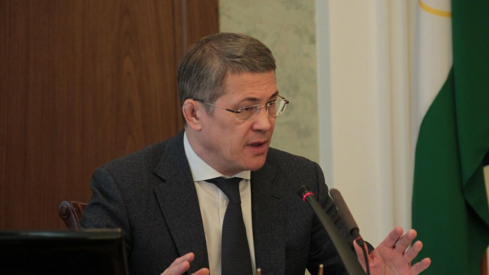 Олег Яровиков