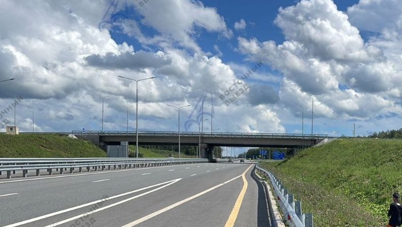 В Уфе грузовик Mercedes снёс дорожный знак и скрылся